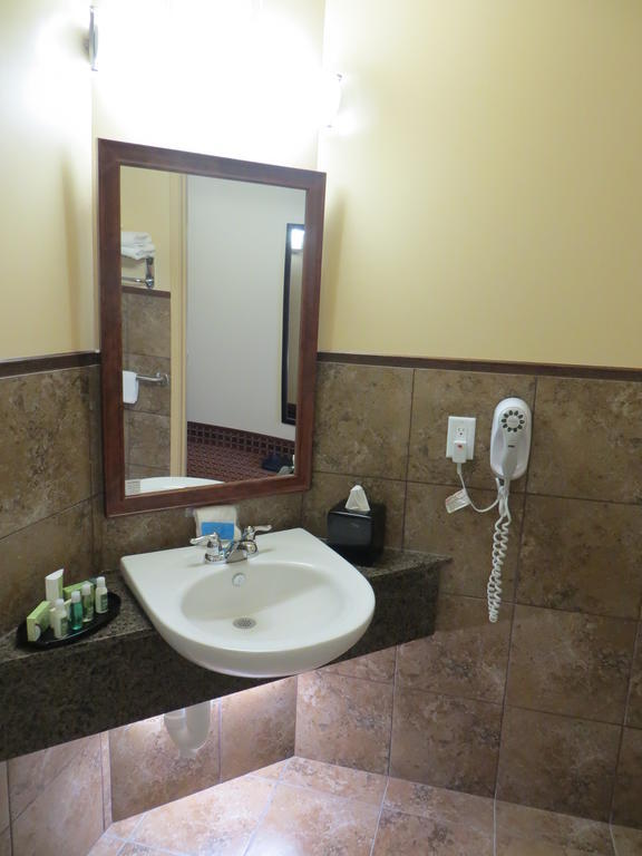 Poplar Tree Inn Stoughton Room photo